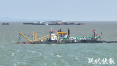 为太湖“减负”约4000个尺度泅水池的淤泥量